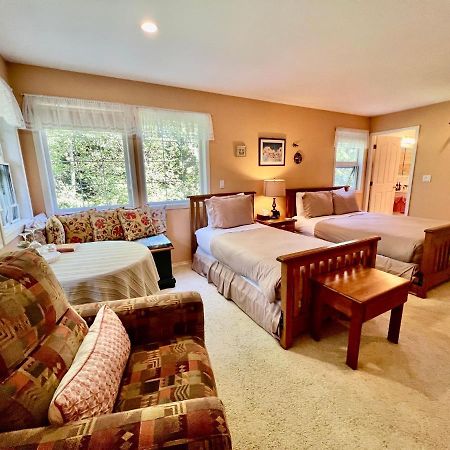 Seafarers Bed & Breakfast Tofino Bagian luar foto