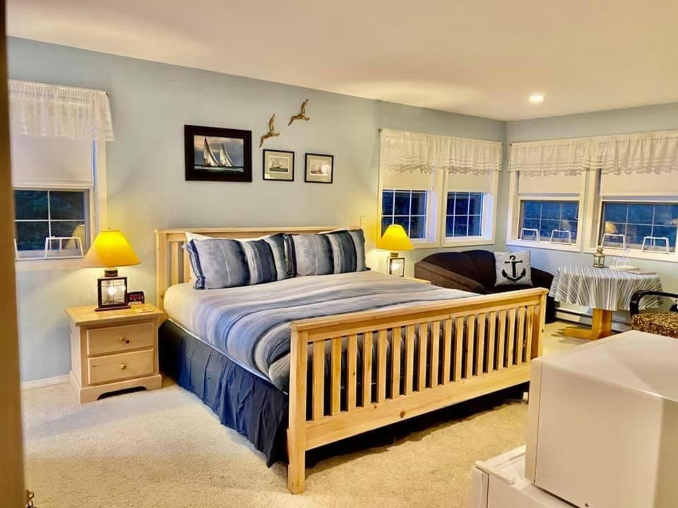 Seafarers Bed & Breakfast Tofino Bagian luar foto