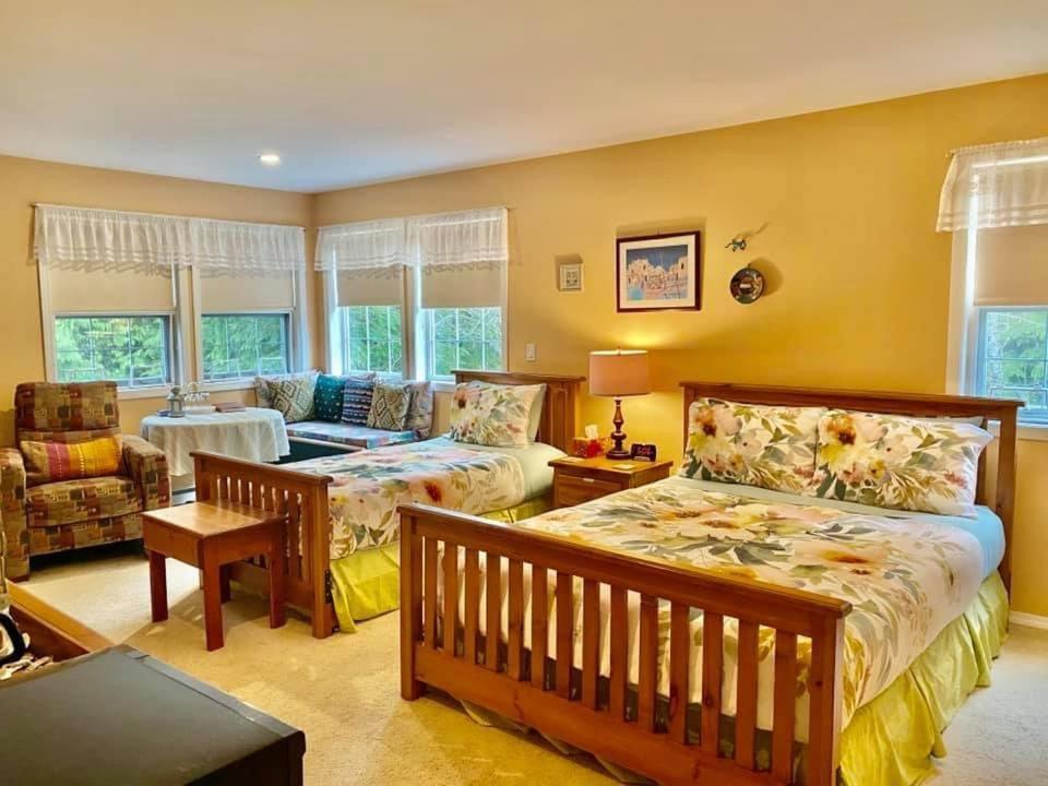 Seafarers Bed & Breakfast Tofino Bagian luar foto