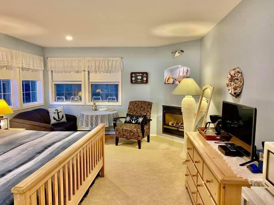 Seafarers Bed & Breakfast Tofino Bagian luar foto