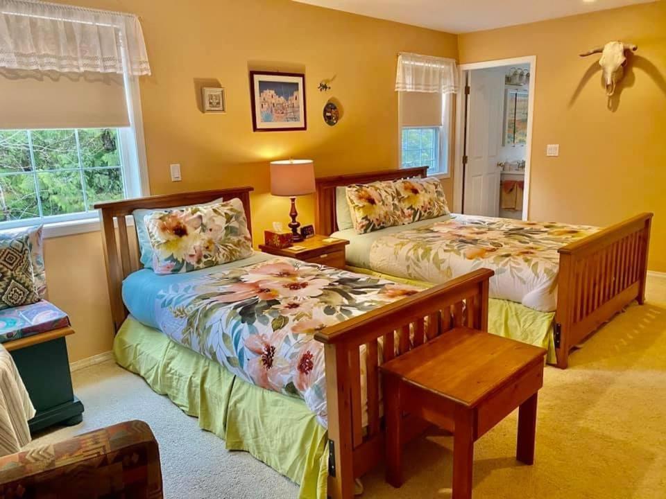 Seafarers Bed & Breakfast Tofino Bagian luar foto