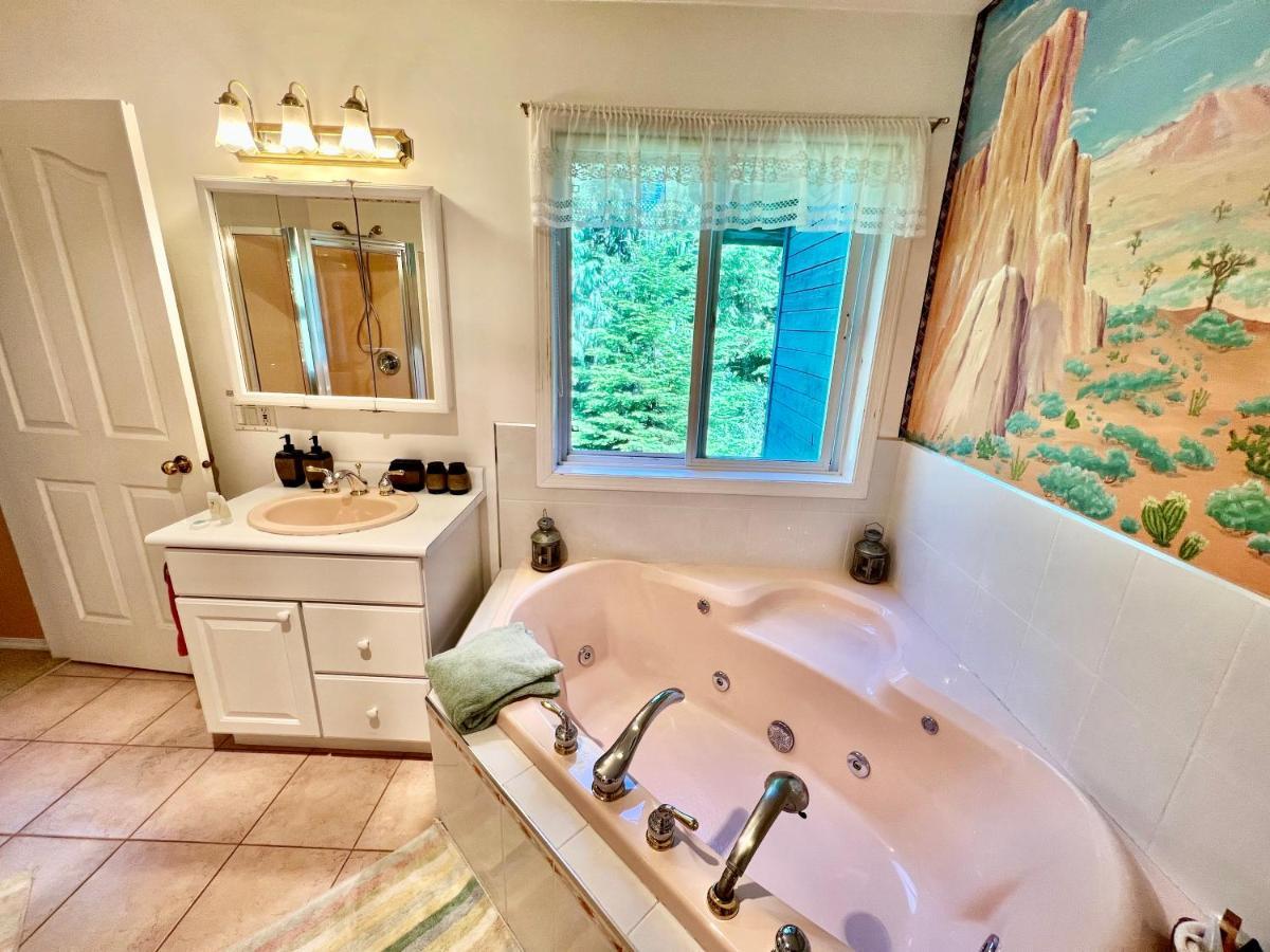 Seafarers Bed & Breakfast Tofino Bagian luar foto