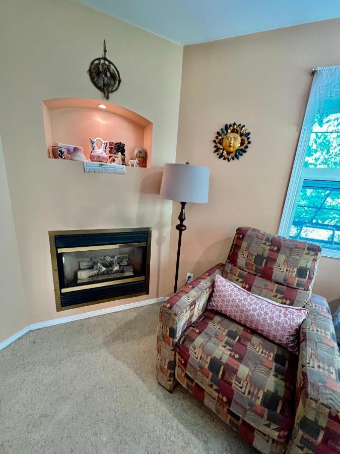 Seafarers Bed & Breakfast Tofino Bagian luar foto