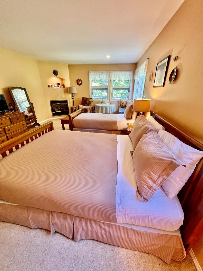 Seafarers Bed & Breakfast Tofino Bagian luar foto