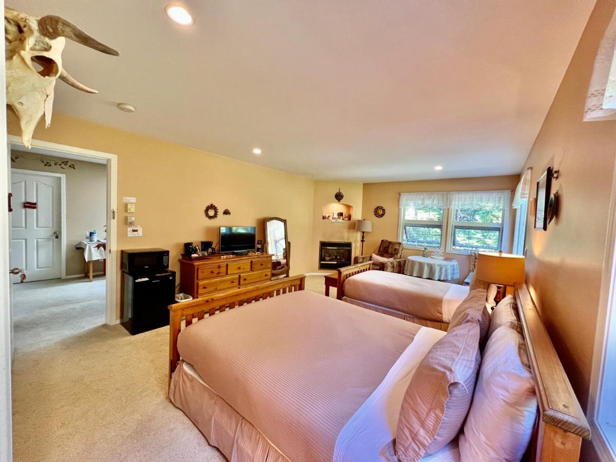 Seafarers Bed & Breakfast Tofino Bagian luar foto