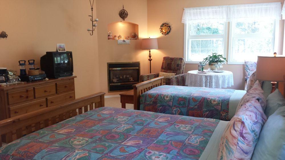 Seafarers Bed & Breakfast Tofino Bagian luar foto