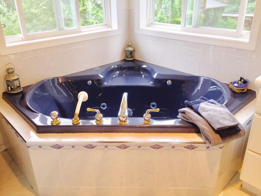 Seafarers Bed & Breakfast Tofino Bagian luar foto