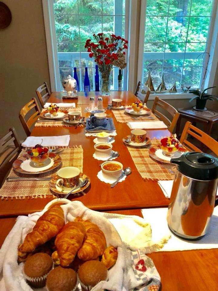 Seafarers Bed & Breakfast Tofino Bagian luar foto