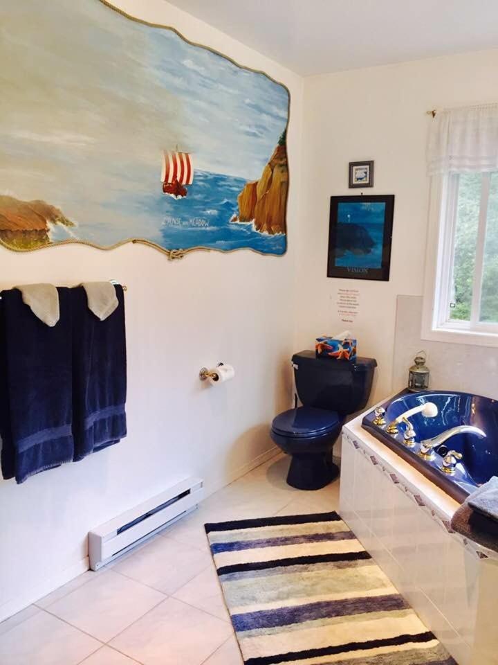 Seafarers Bed & Breakfast Tofino Bagian luar foto