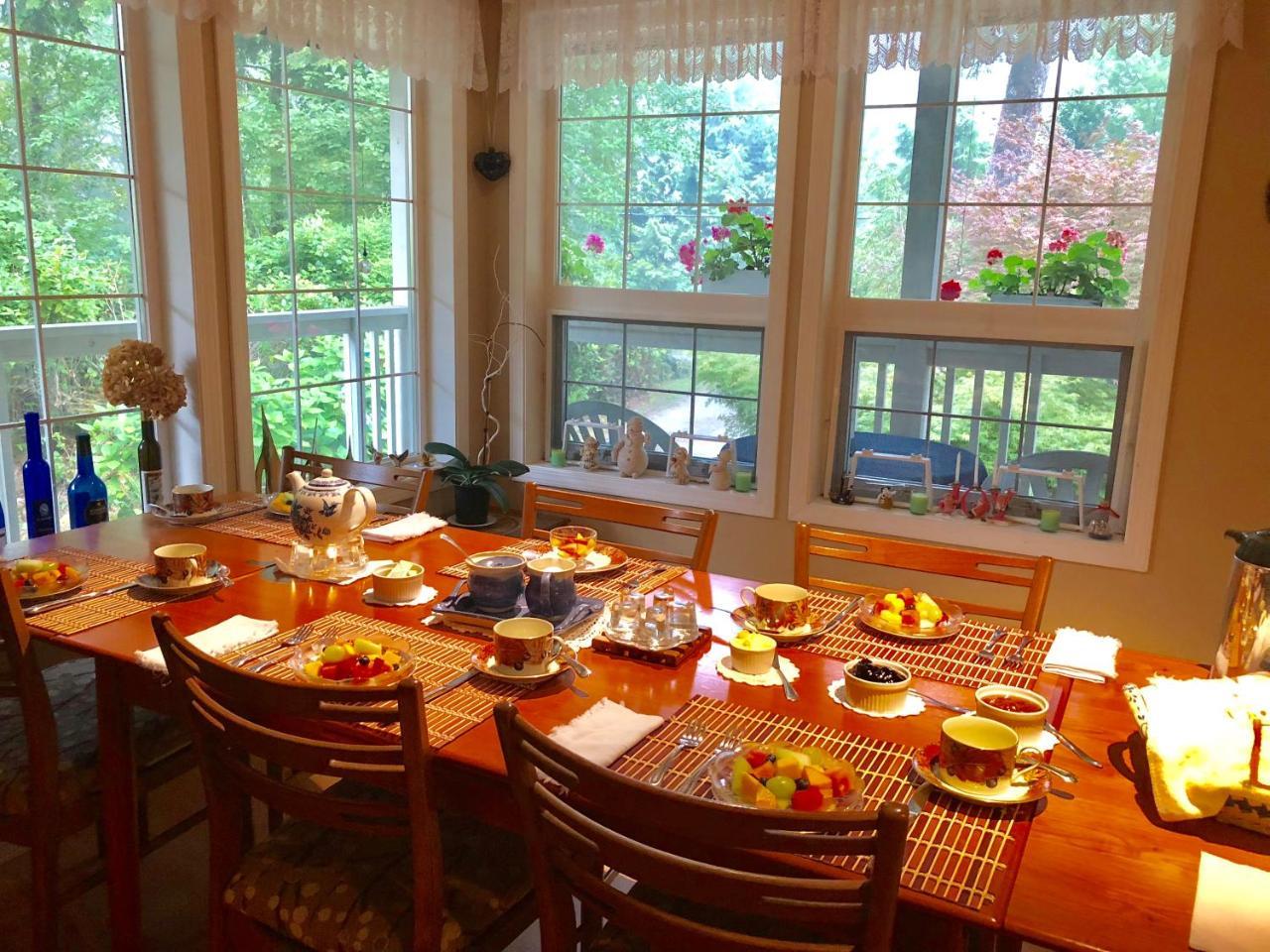 Seafarers Bed & Breakfast Tofino Bagian luar foto