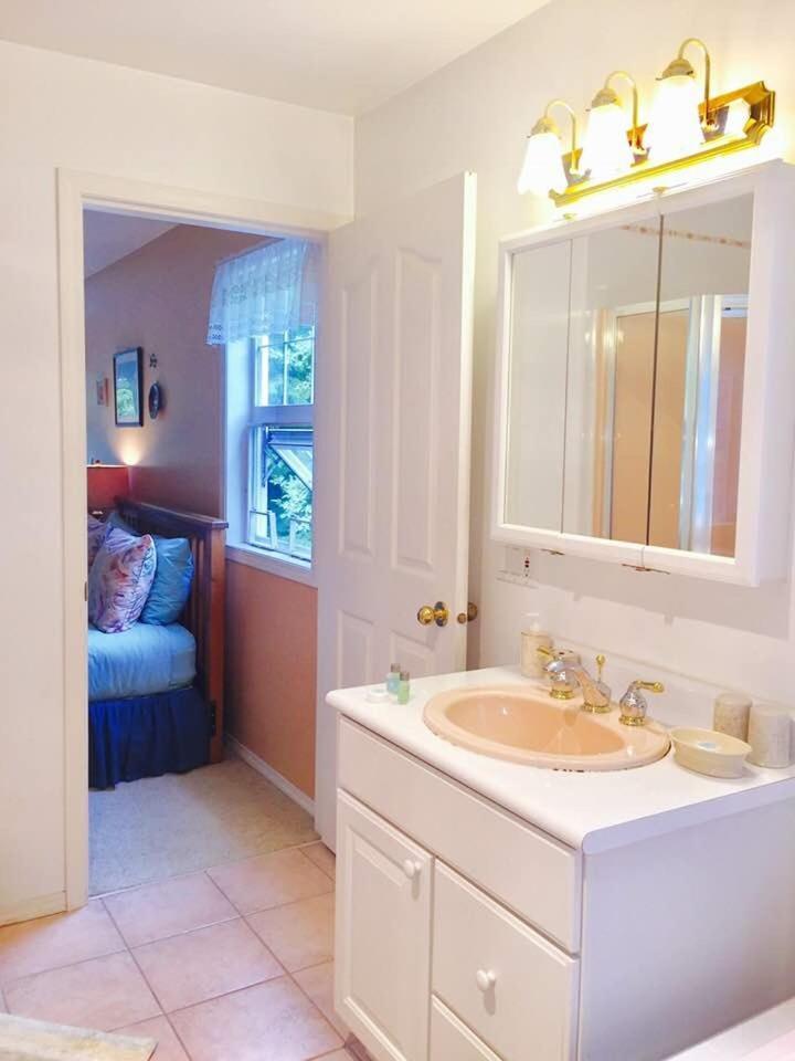 Seafarers Bed & Breakfast Tofino Bagian luar foto