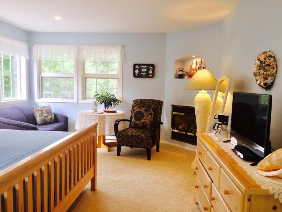Seafarers Bed & Breakfast Tofino Bagian luar foto